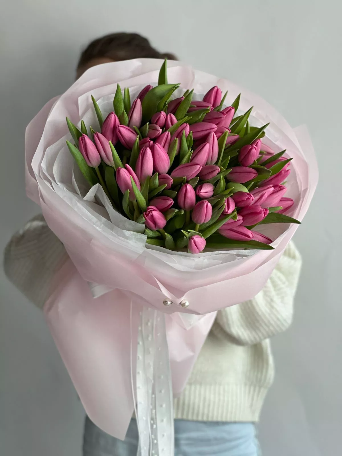 Букет из 51 розового тюльпана в оформлении