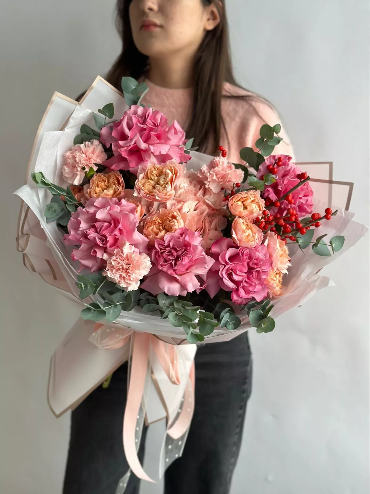 Букет "Аромат вечерней росы" из гвоздик, гортензии и роз