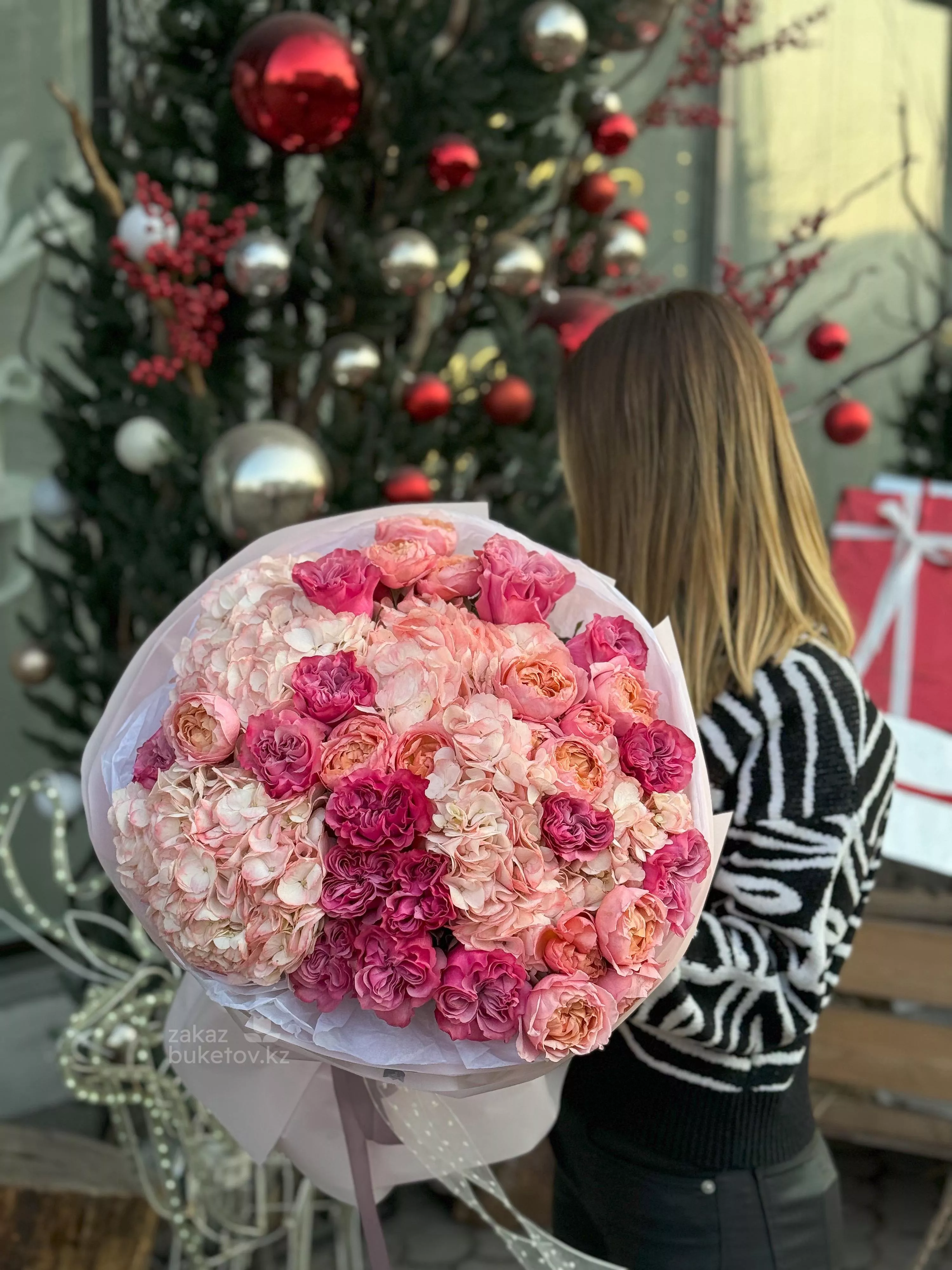 Букет  "Весенний сонет" из гортензии и роз