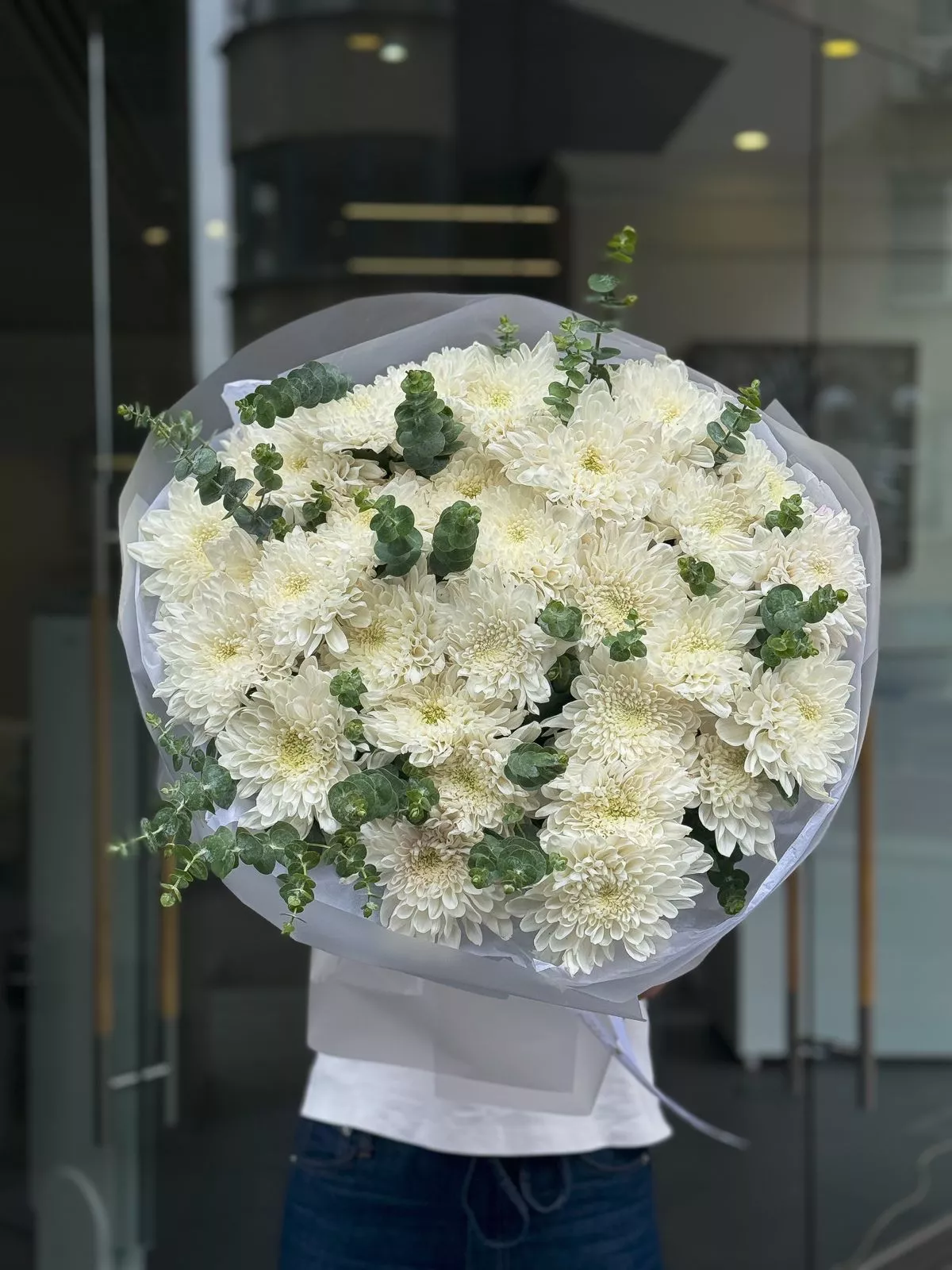 Букет "Лавиния" из белых хризантем с эвкалиптом