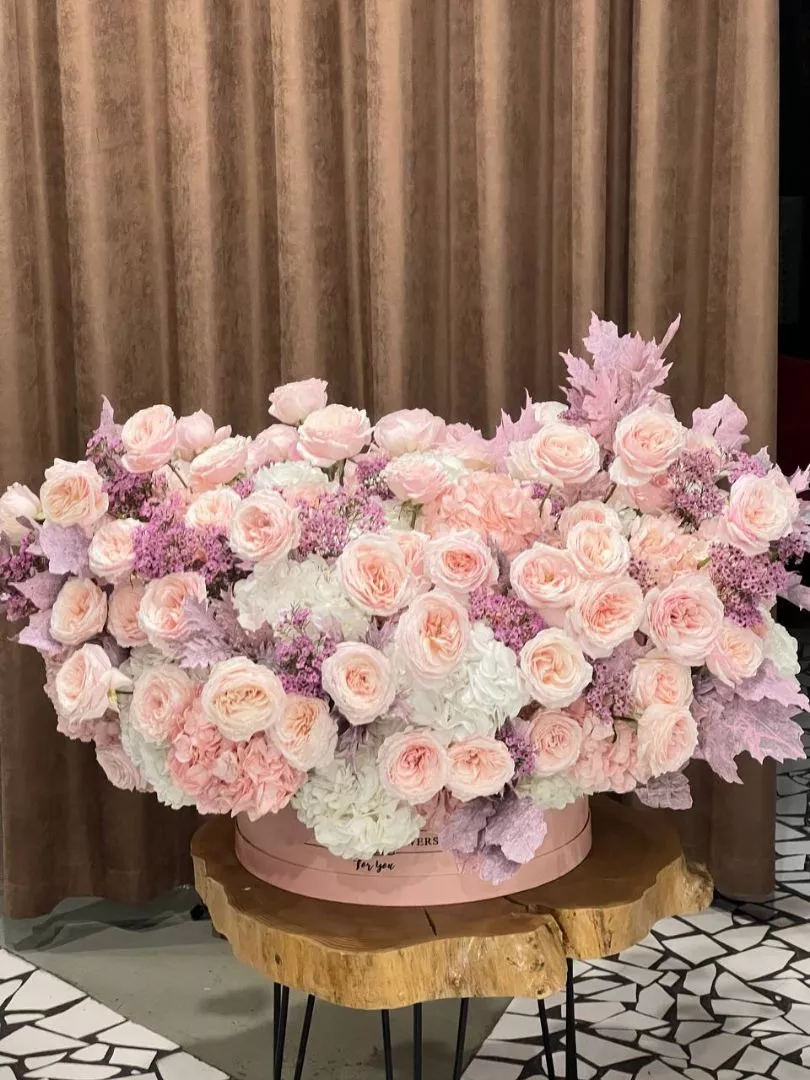 Букет "Пурпурный сад" самый роскошный букет из пионовидных роз и гортензий