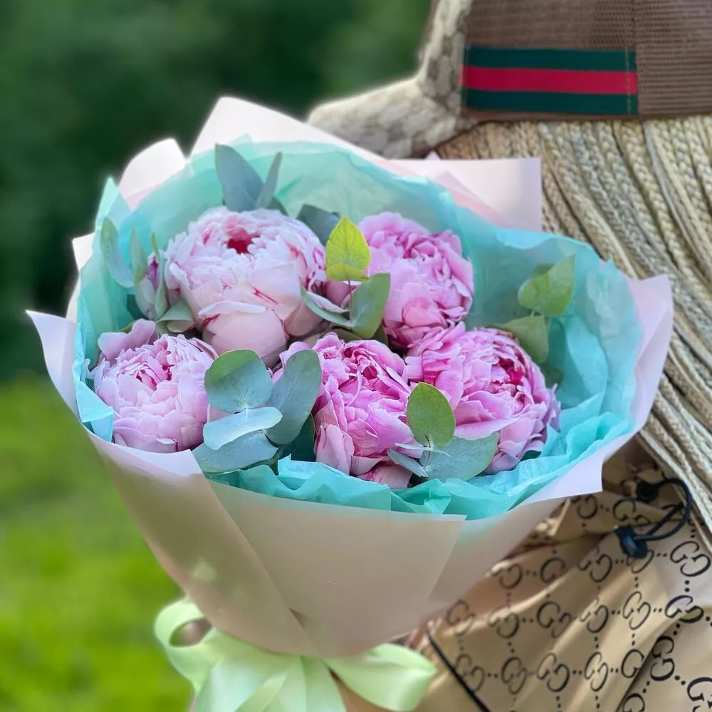 Букет из 5 розовых пионов и эвкалипта