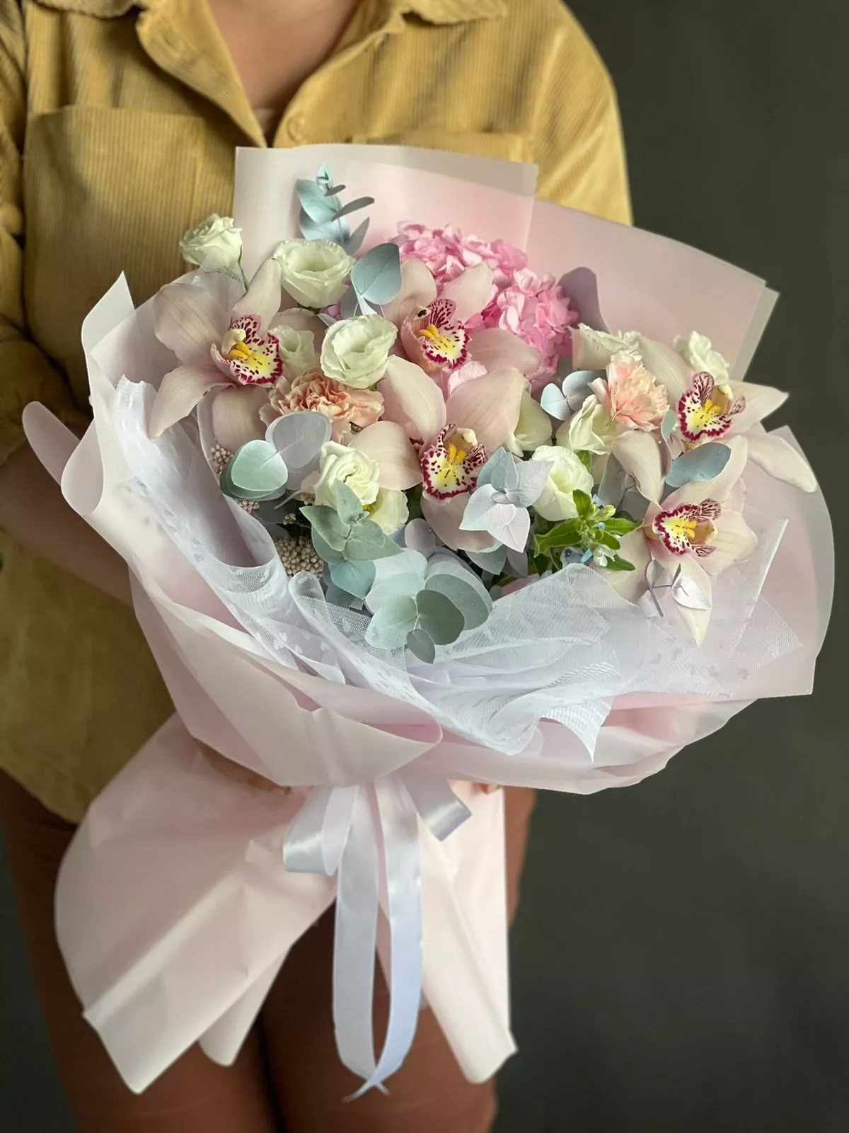 Композиция "Эвридика" из гортензии, лизиантусов и орхидей