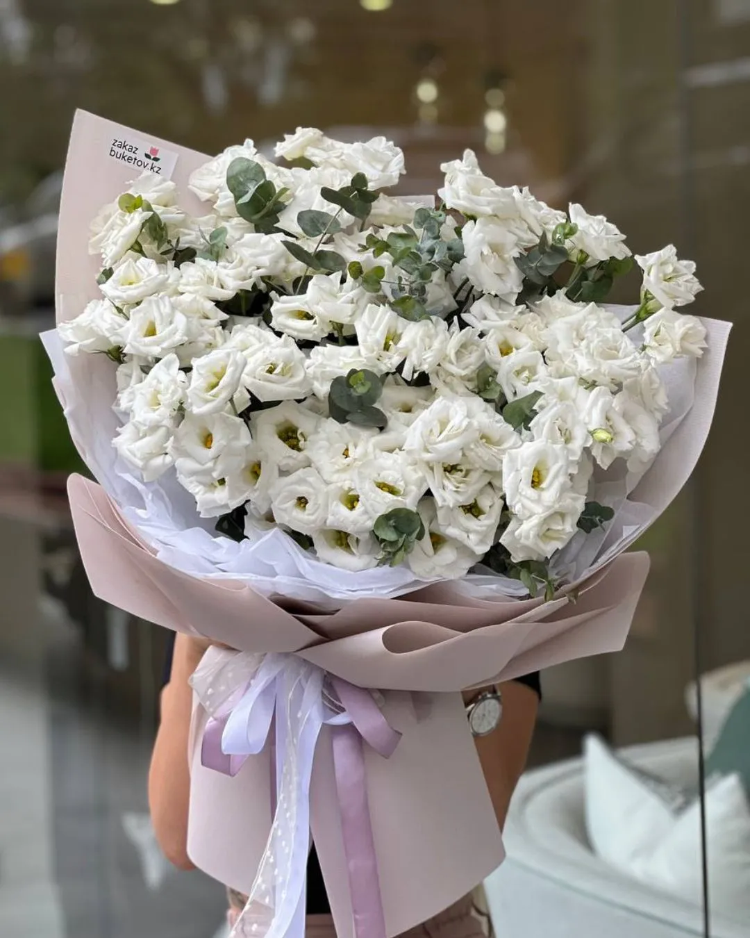 Букет "Эрида" с лизиантусом и эвкалиптом.