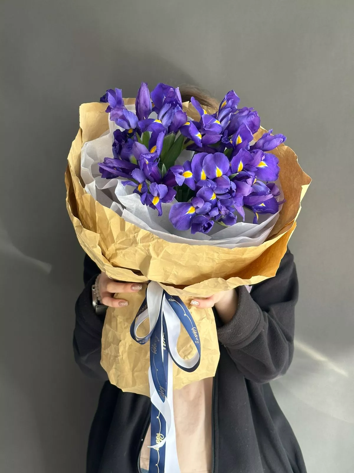 Букет из 13 фиолетовых ирисов в оформлении