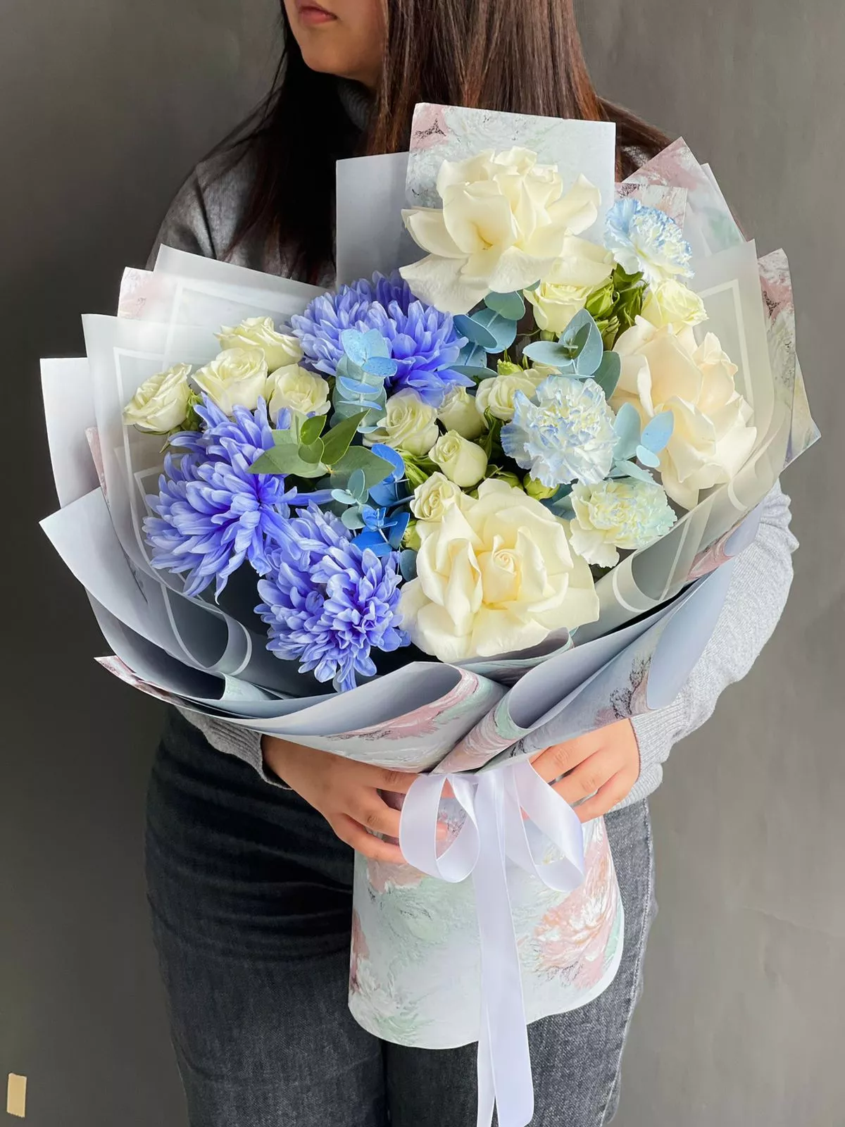 Композиция "Ичиро" из хризантем, роз и гвоздик