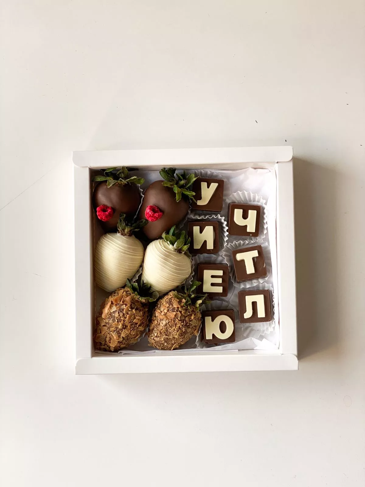 Клубничный бокс "Berry Box" клубника в шоколаде для учителя