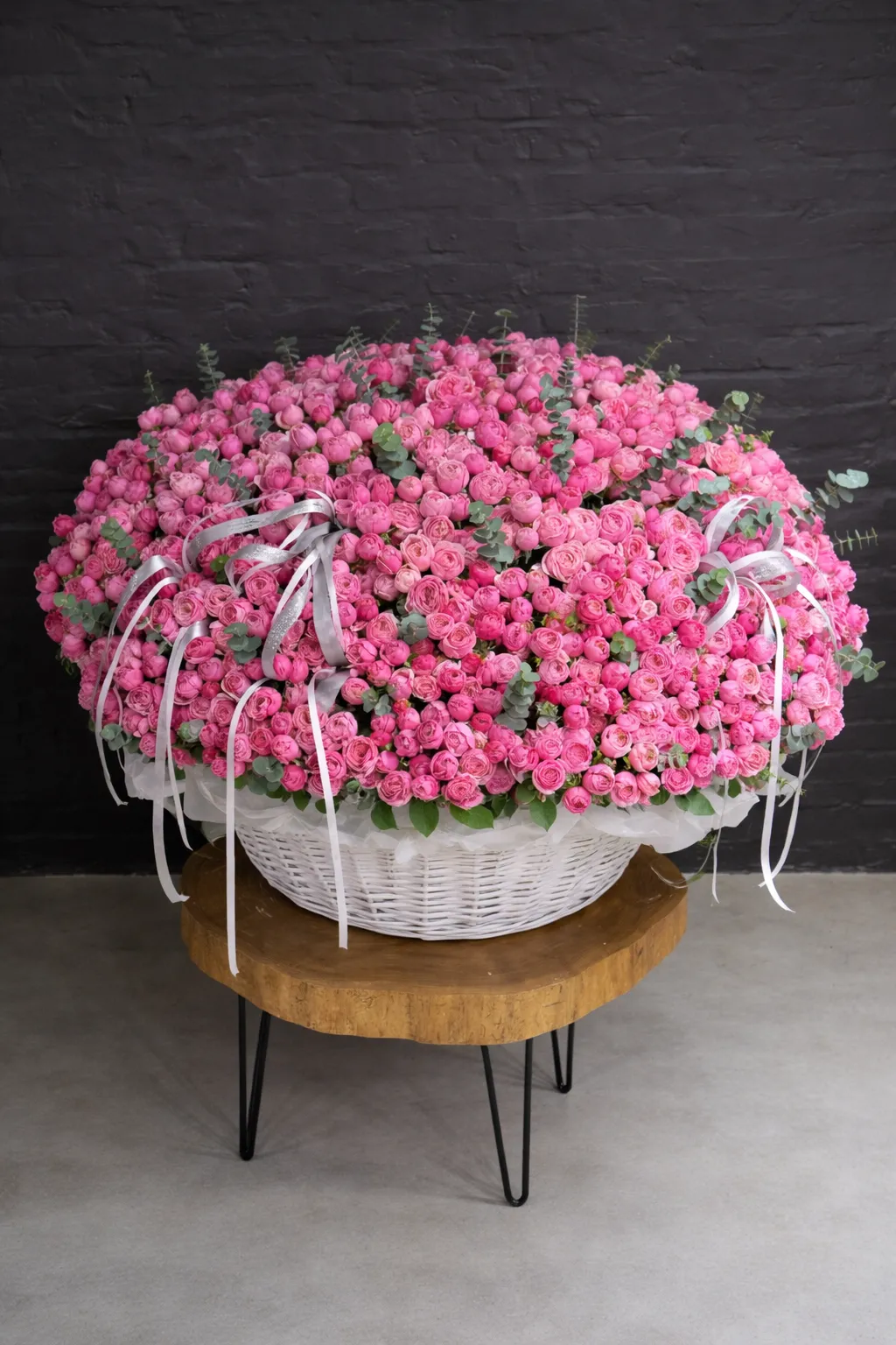 251 пионовидная спрей-роза в корзине 