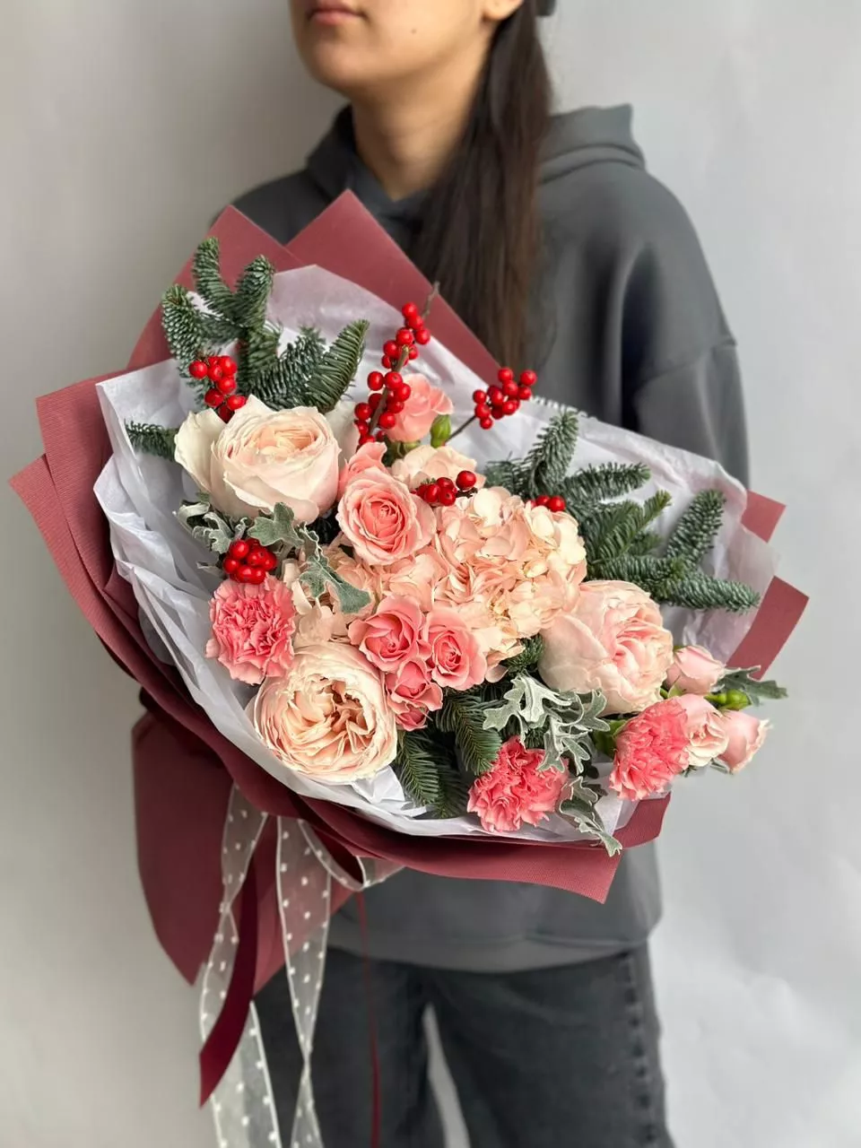 Композиция "Зимняя королева" из гвоздик, гортензии, роз и нобилиса