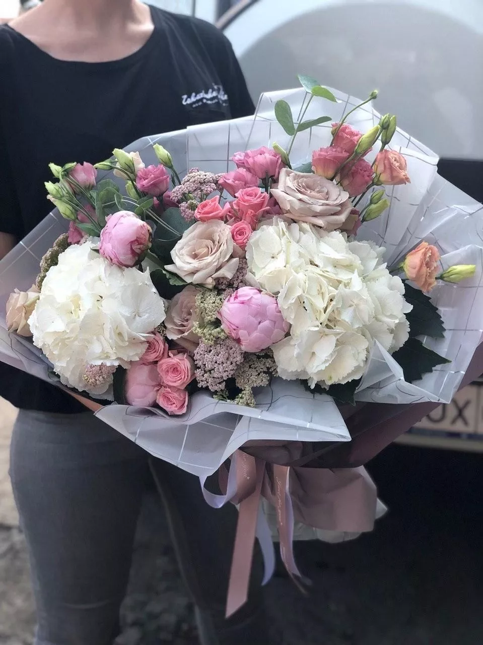 Композиция "Ассоль" из гортензий, лизиантусов, роз и поионов