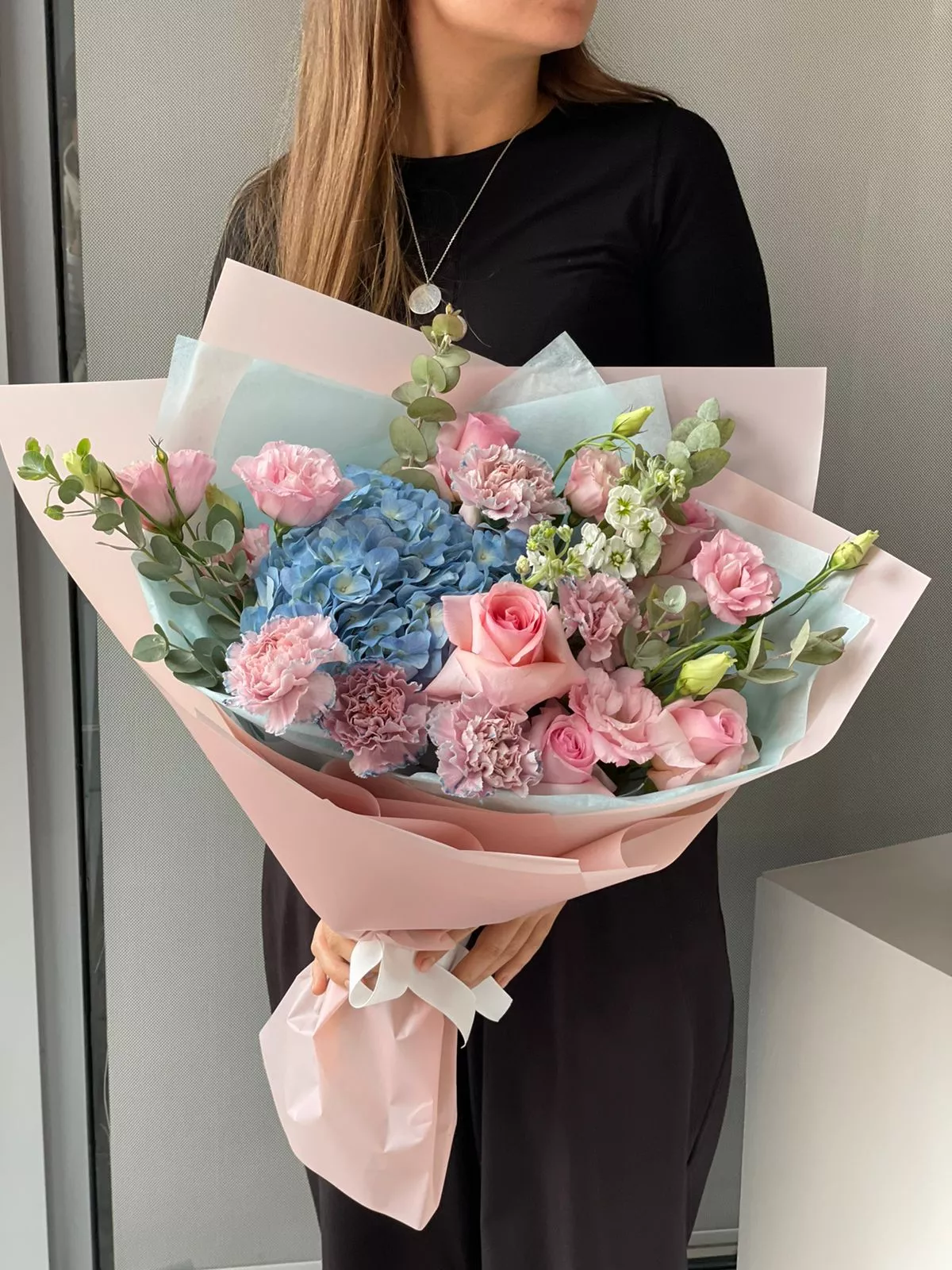 Букет «Безмятежность» из гортензии, гвоздик, роз и лизиантусов