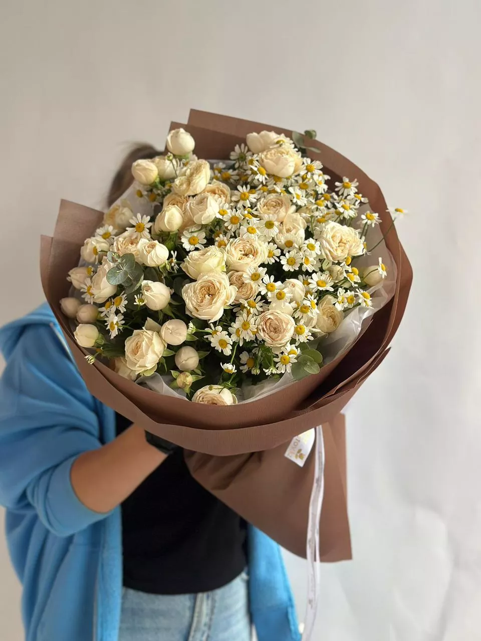 Букет "Химера" из пионовидных спрей роз и ромашек