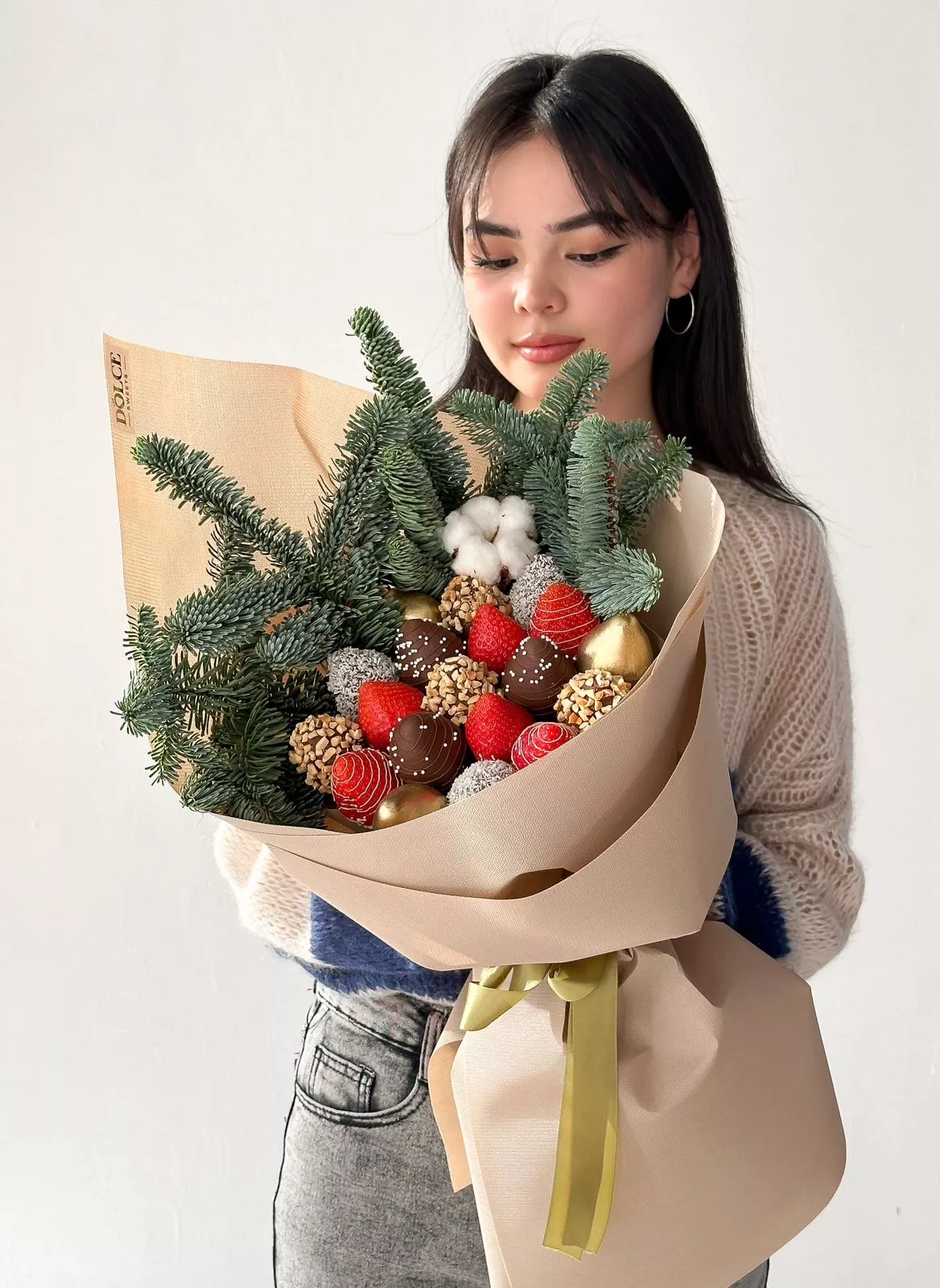 Клубничный букет с нобилисом "Снегирь" из клубники в шоколаде и еловых веток