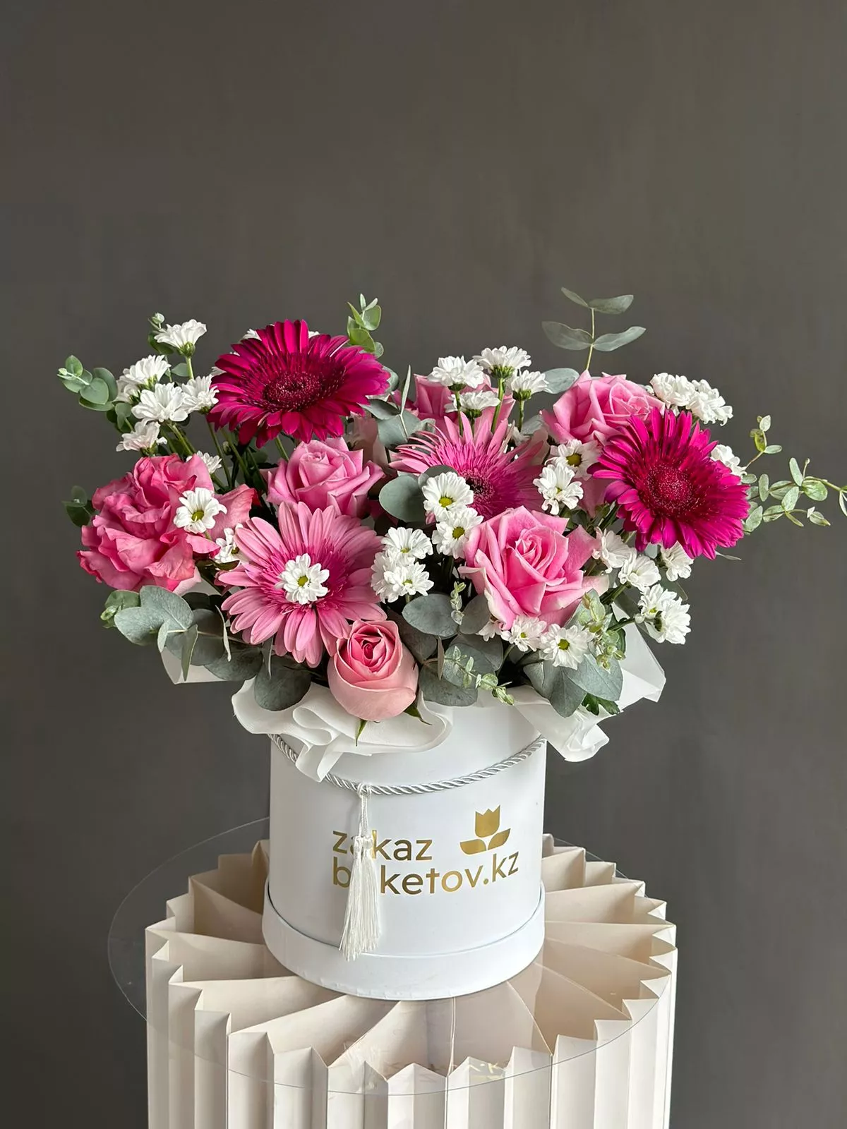 Композиция "Katty" из гербер, роз и хризантем в коробке. 