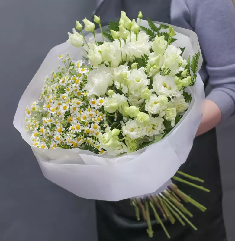 Букет "Клеотея" с ромашкой, лизиантусом и папоротником