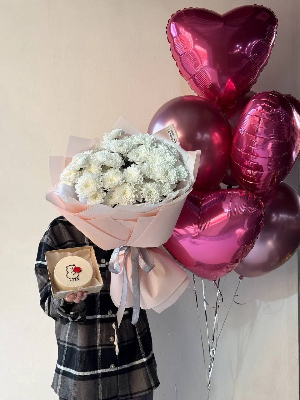 Сет "Превосходство" c 7 шарами букетом хризантем и бенто тортиком