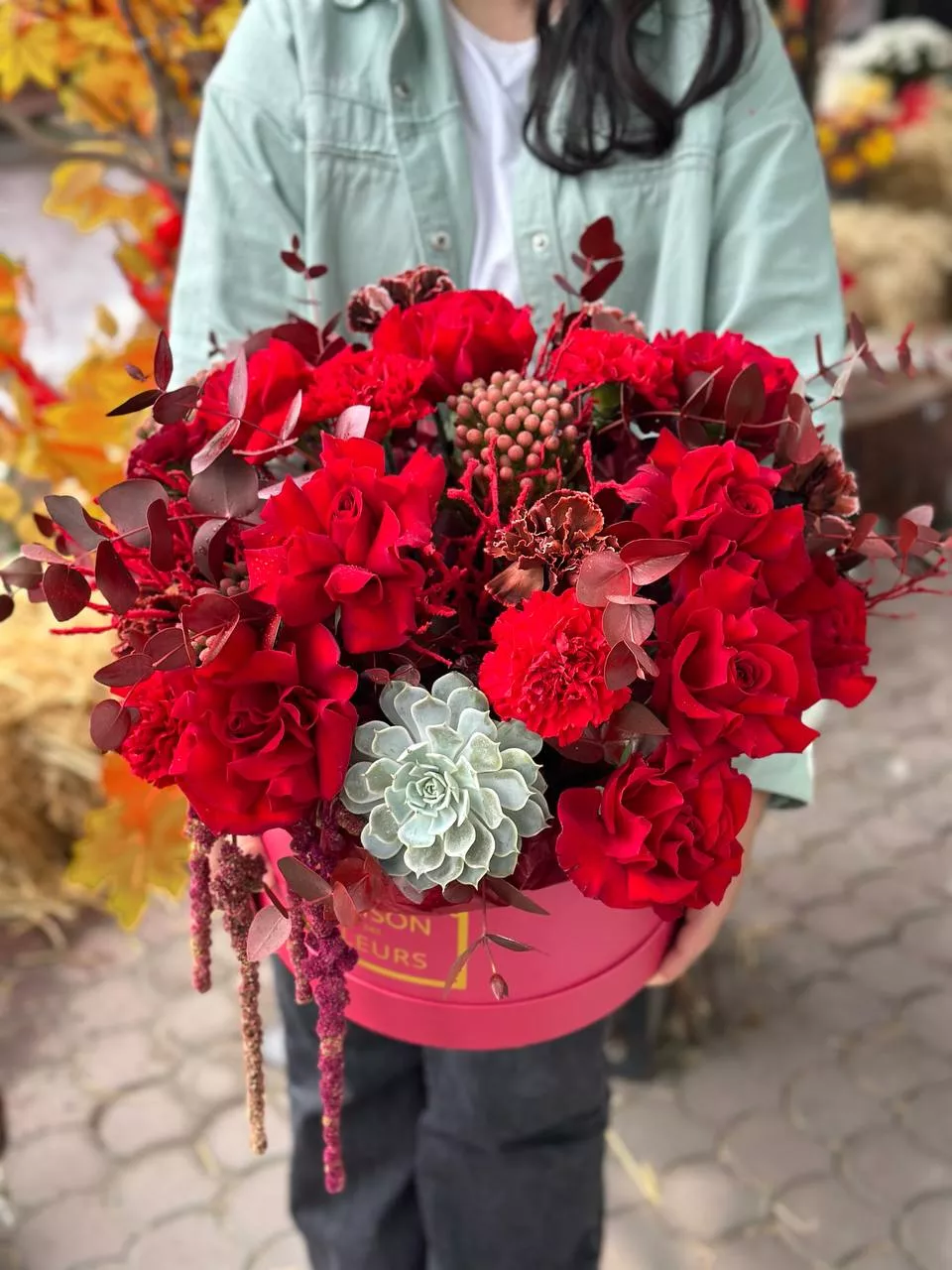 Букет "Фиеста" из роз и голландской осенней зелени в коробке