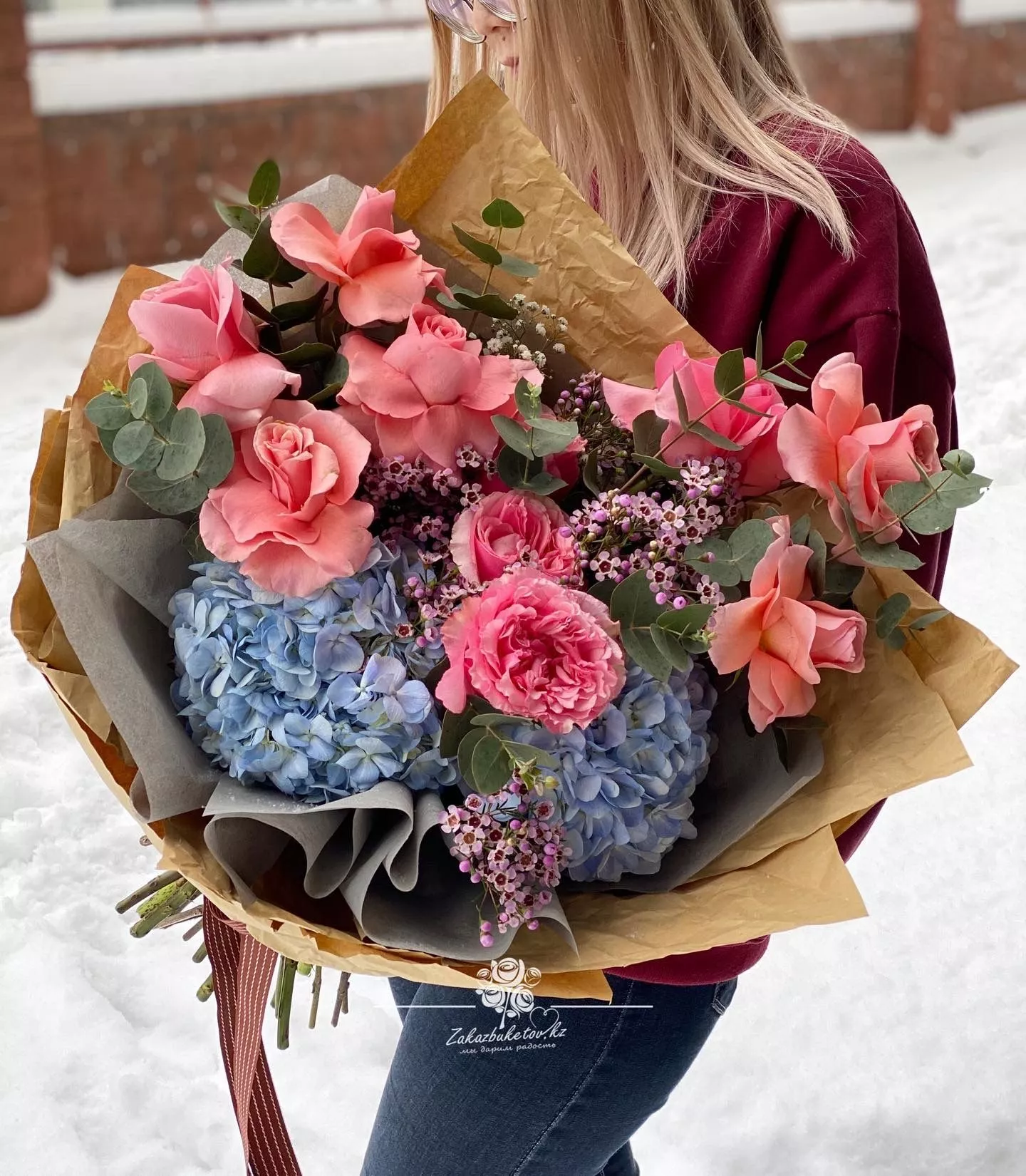 Букет "Лед и пламя" из гортензий и роз
