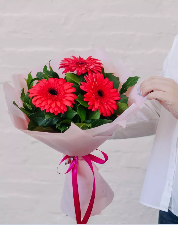 Букет "Огниво" букет из 3 гербер с зеленью