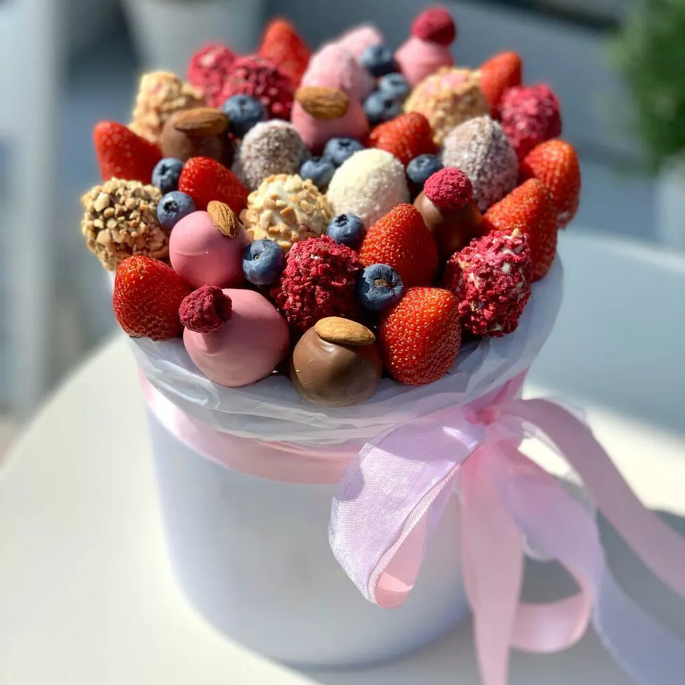 Клубничный бокс "Клара" клубника  в молочном и белом шоколаде с свежими ягодами голубики и орешками