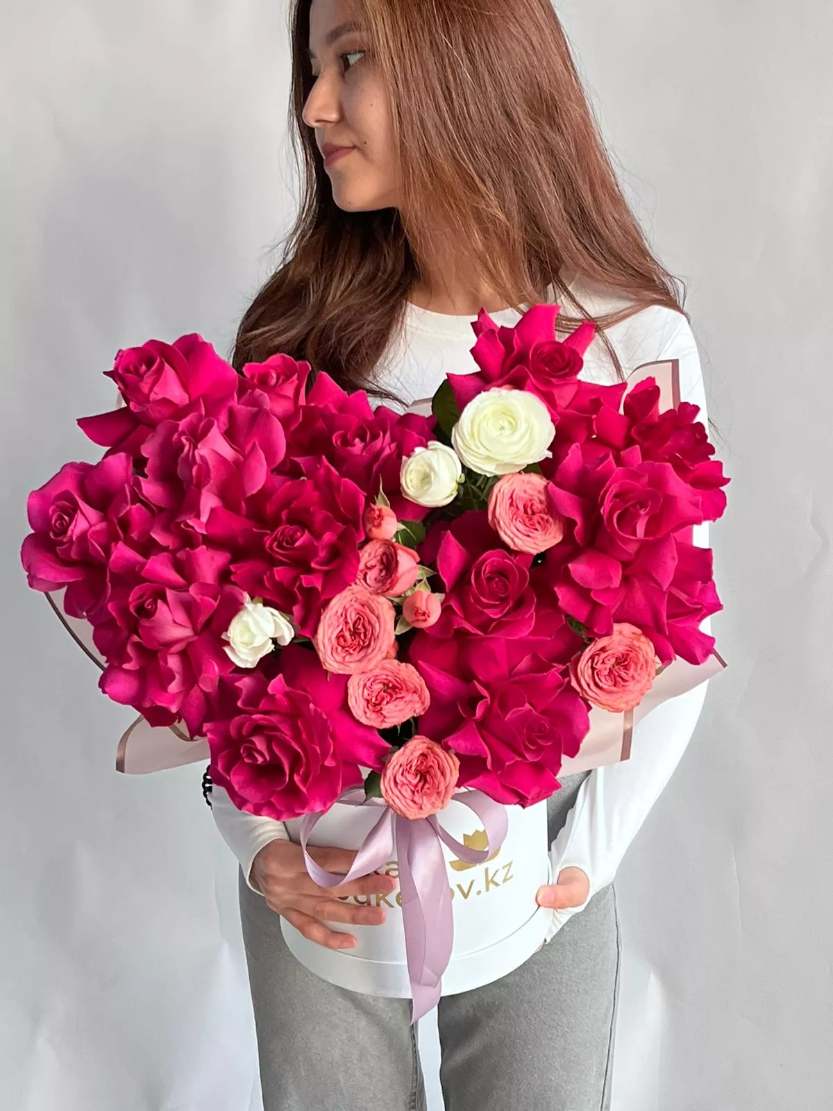 Композиция "Rose Dreamscape" из роз, спрей роз и ранункулюса