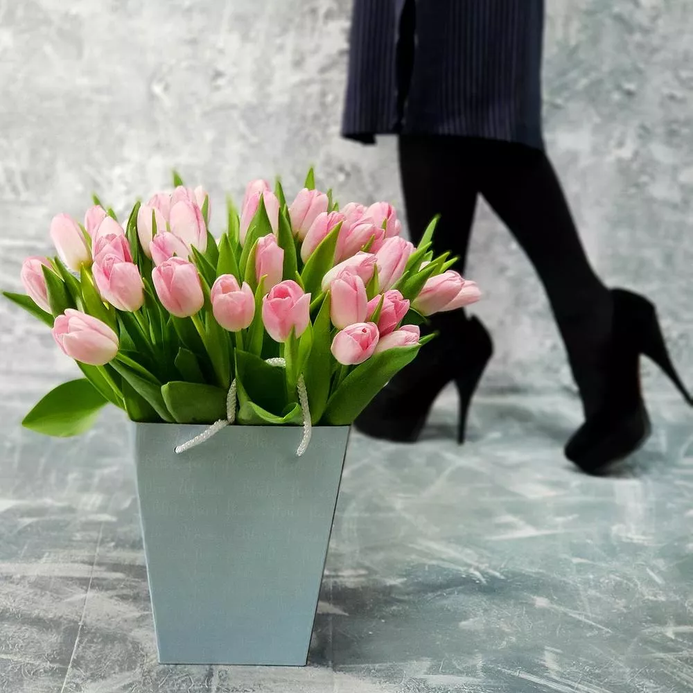 39 розовых тюльпанов в коробке