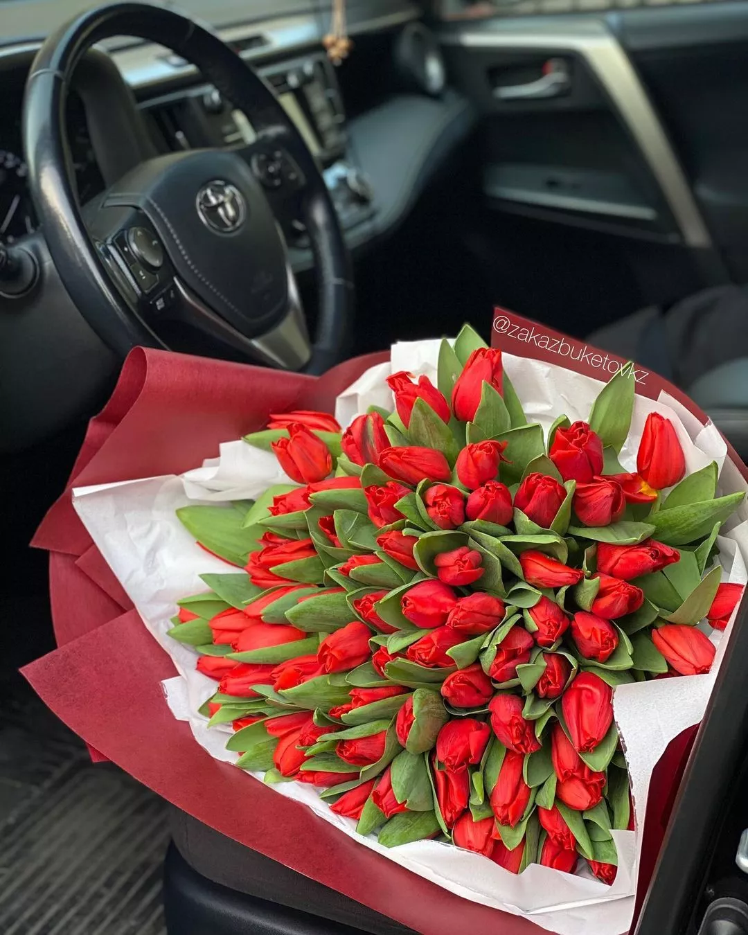 Букет "Весенний фейерверк" из красных тюльпанов