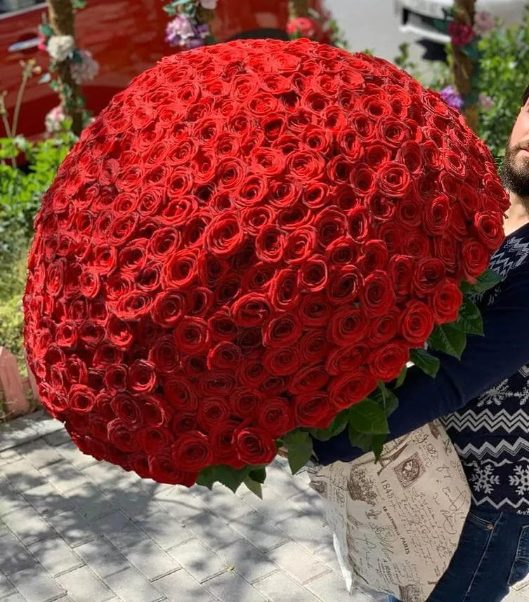 501 красная роза в оформлении