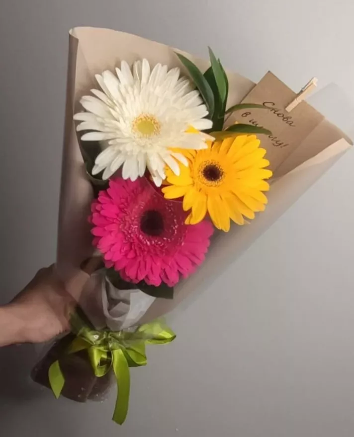 Букет из 3 гербер с рускусом