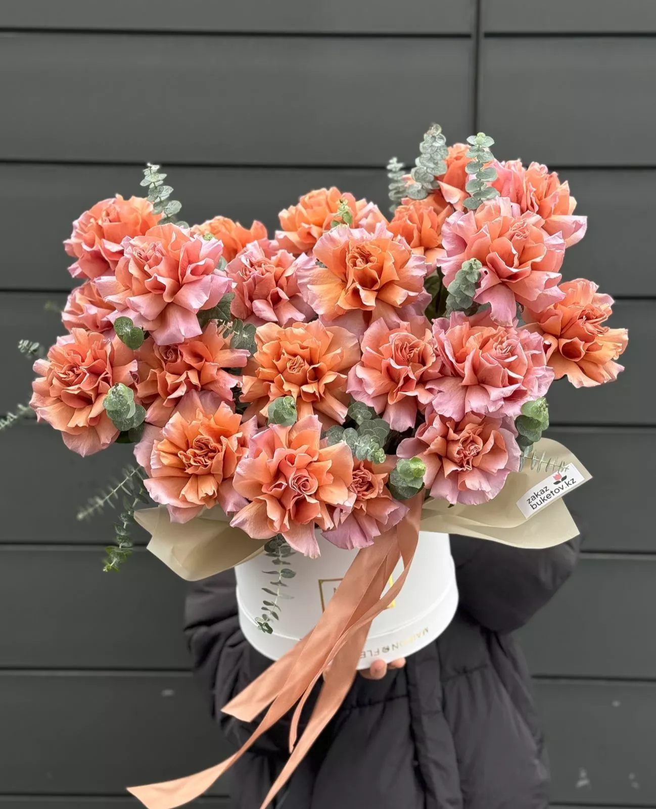 Букет "Цветочное искусство Moon" голландские розы с эвкалиптом в коробке