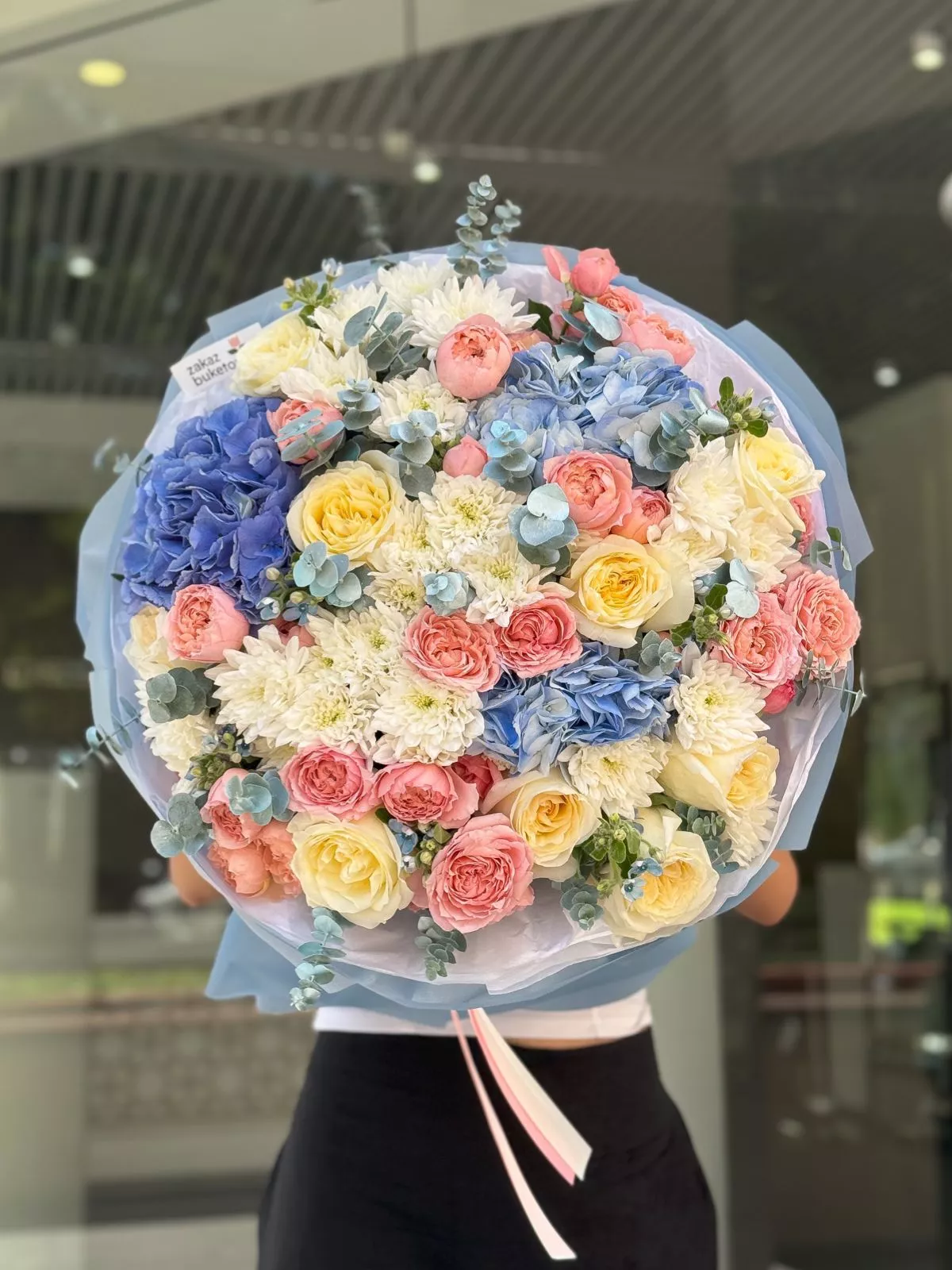 Букет "Персеида" из гортензий, роз и хризантем