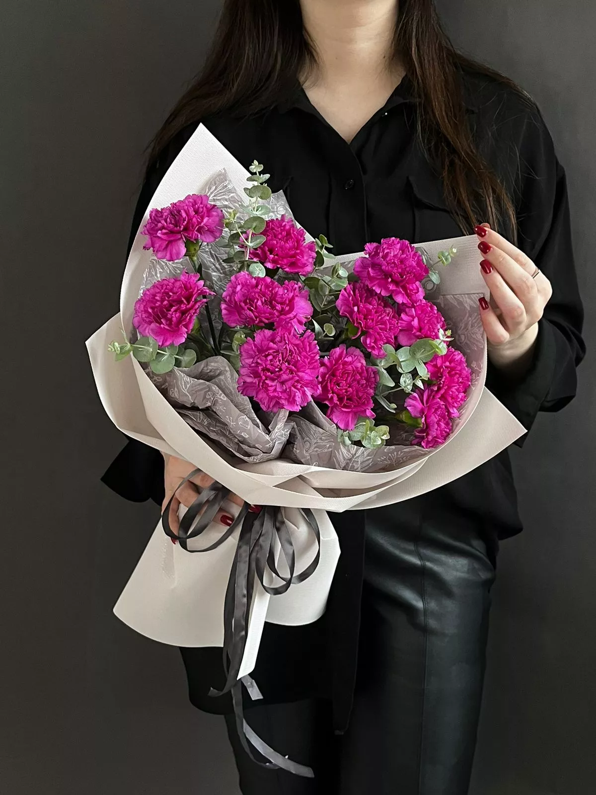 букет из 11 гвоздик с эвкалиптом