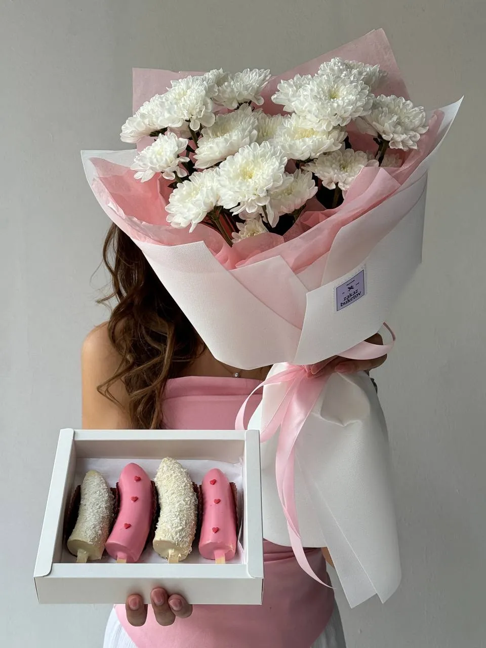 Сет "Хорошего дня" букет из ромашковидных хризантем и бананы в шоколаде