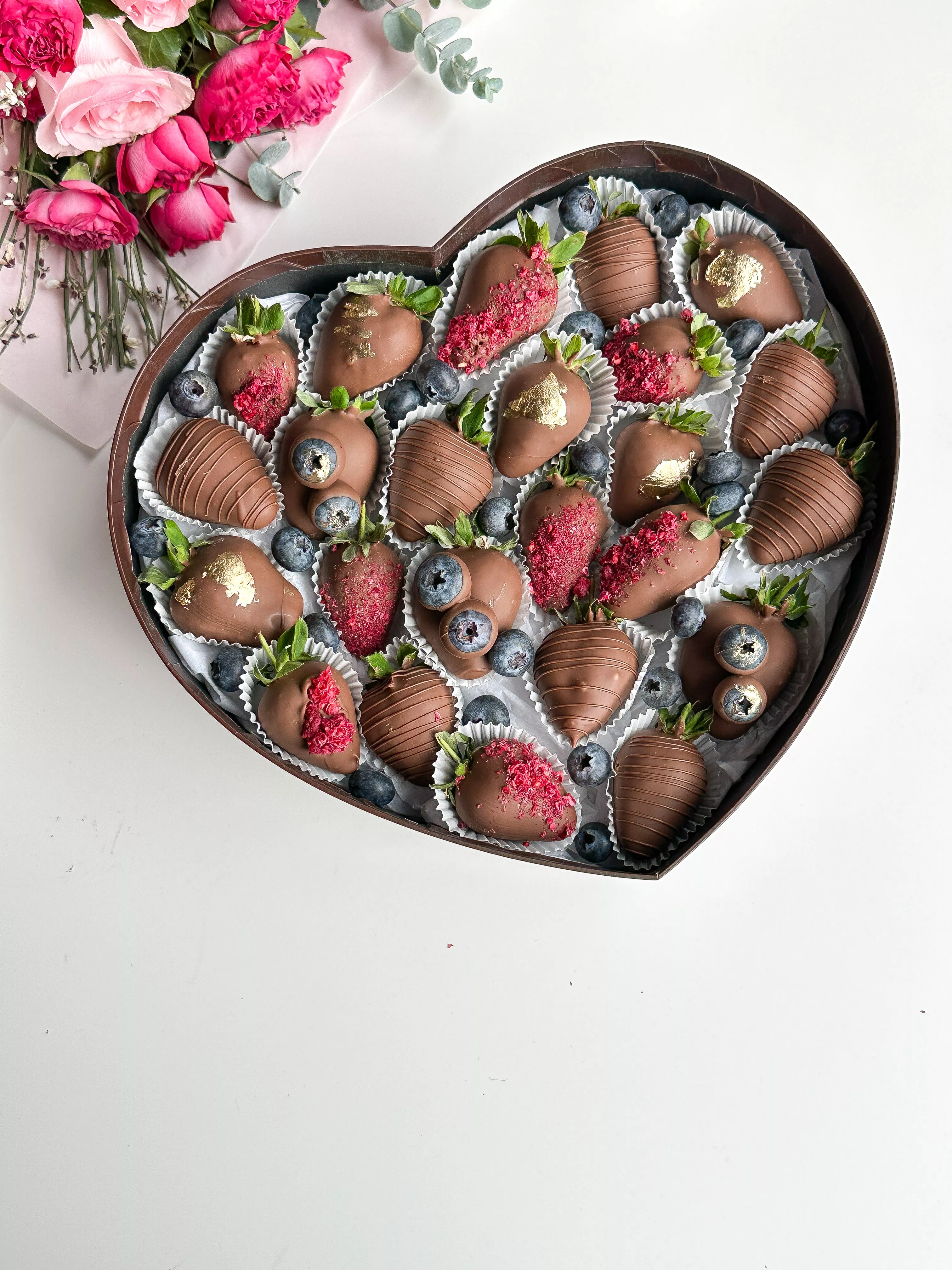 Клубничный бокс «Chocolate» клубника в шоколаде и свежая голубика