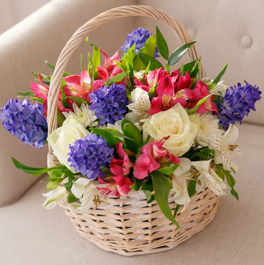 Композиция "Бабушкины сказки" с розой, альстромерией и гиацинтом