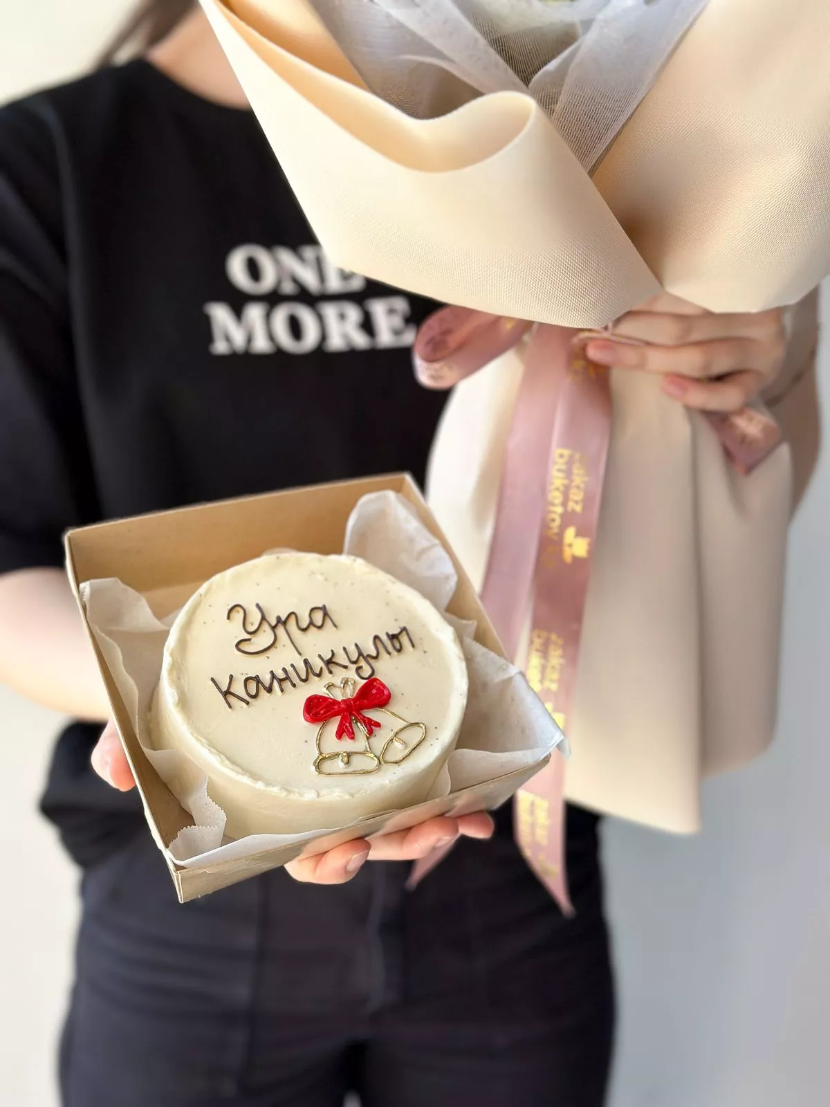 Сет "Летние каникулы" S букет альстромерий и бенто тортик