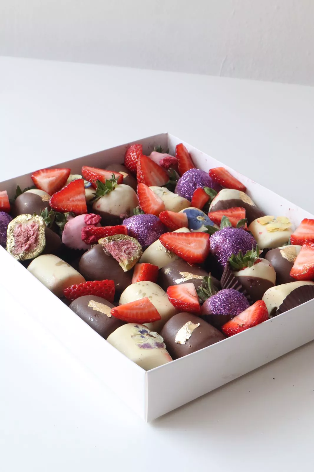 Клубничный бокс "Ренесми" клубника и бананы в шоколаде