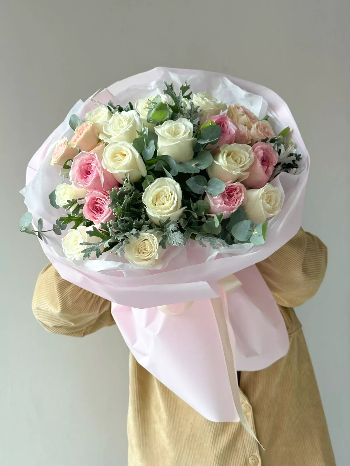 Букет "Империя Цветов" из роз, спрей роз и цинерарии