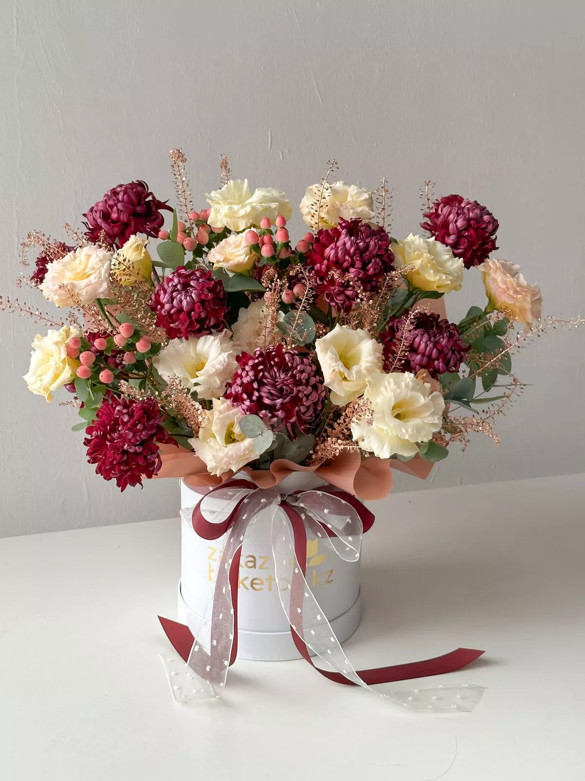 Композиция "Pierre" из хризантем и лизиантусов