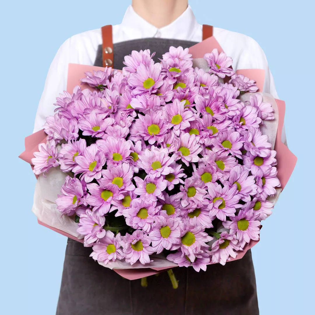 Букет из 11 розовых ромашковидных кустовых хризантем