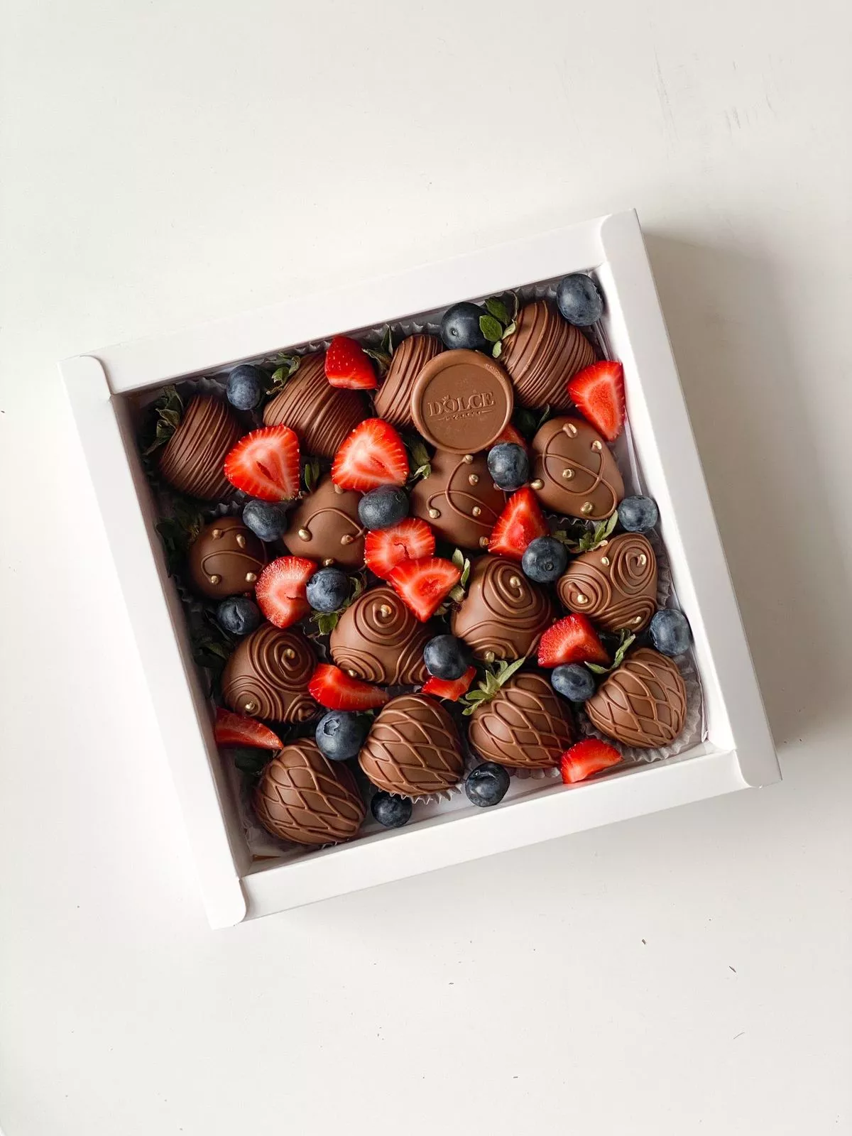 Клубничный бокс "Rosewood" клубника в шоколаде и свежие ягоды