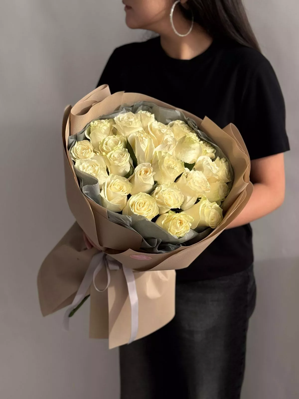25 кремовых  роз в оформлении