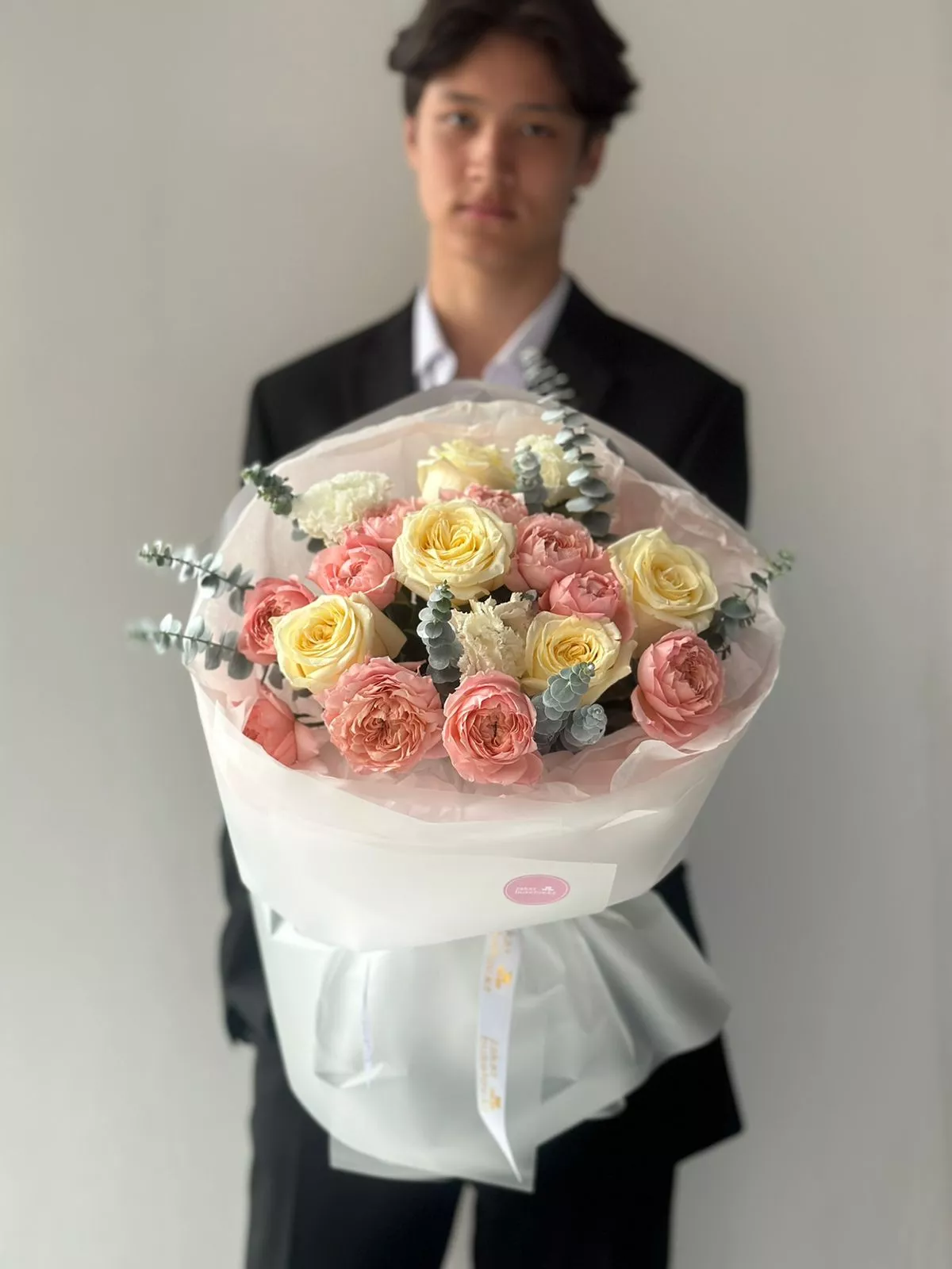 Букет "Изольда" из роз, лизиантусов и эвкалипта