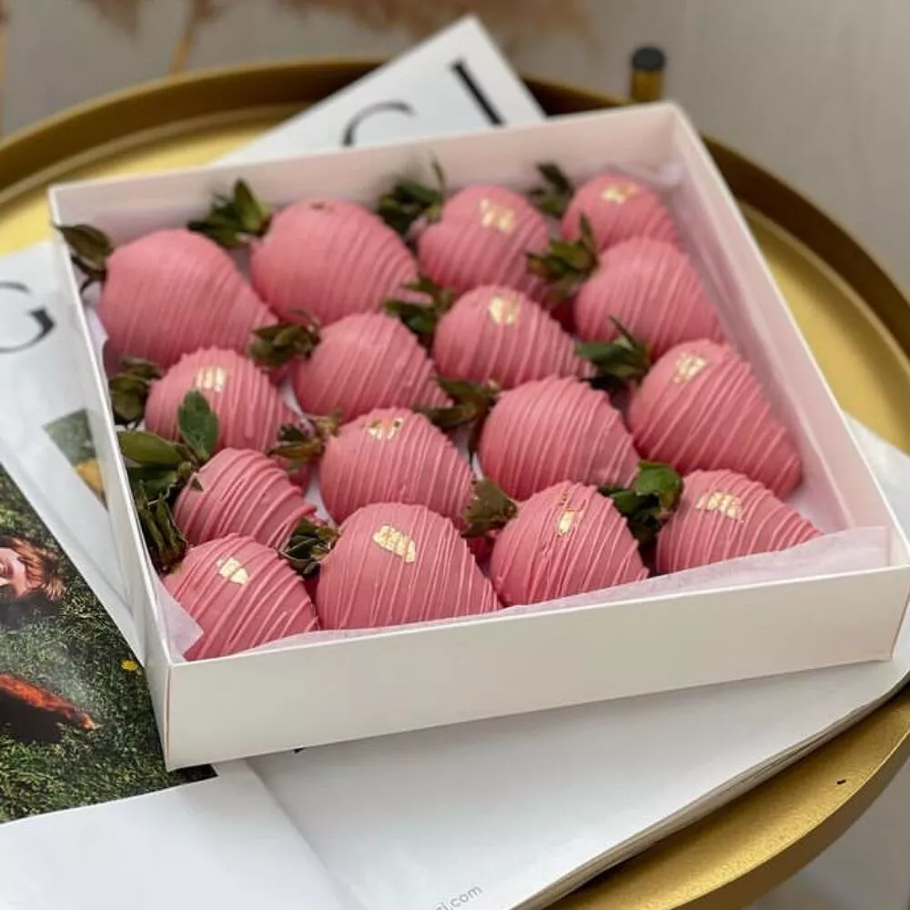 Клубничный бокс "Эвелина" из клубники в розовом шоколаде