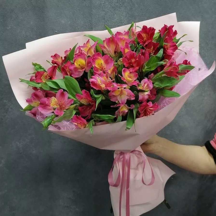 Букет из 11 красных альстромерий 