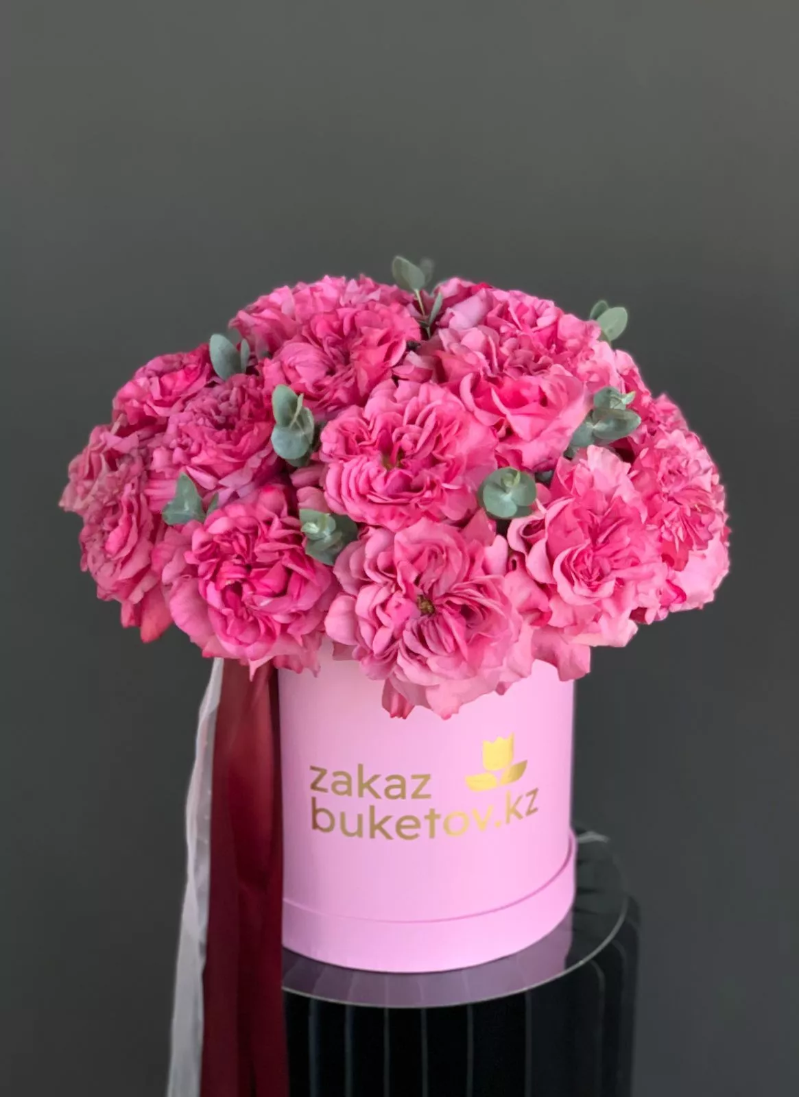 25 роз с эвкалиптом в коробке