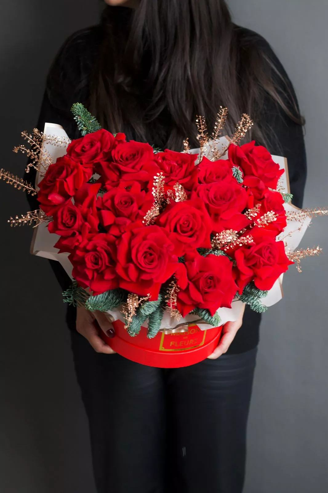 Композиция "Таинственный Вихрь" из красных роз и нобилиса в коробке