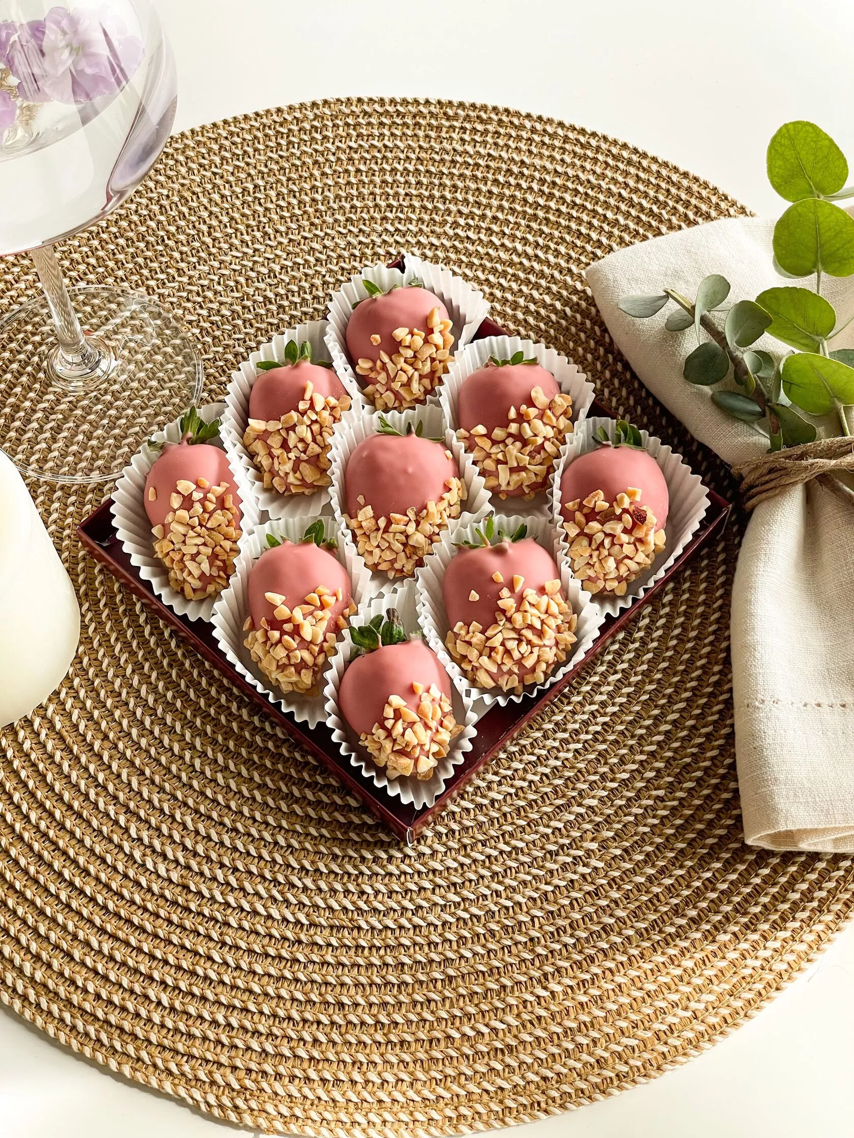 Клубничный бокс "Розовый арахис" клубника в розовом шоколаде