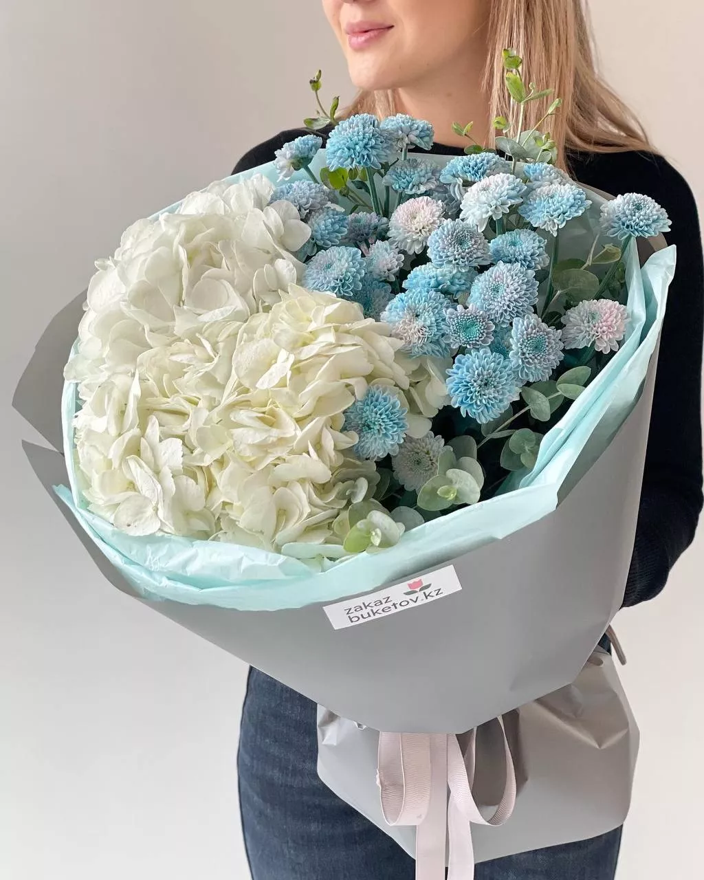 Букет "Темазия" M из гортензий и хризантем