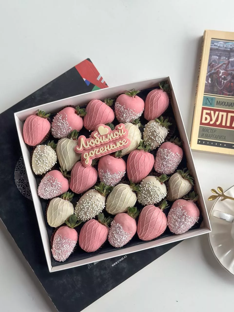 Клубничный бокс "Сладость" из клубники в белом и розовом шоколаде